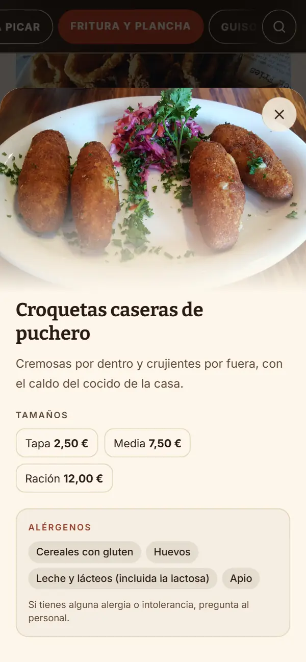 Ficha de las croquetas caseras de puchero en la carta de ejemplo de Bar Manolo: tapa a 2,50 €, media a 7,50 € y ración a 12,00 €, con sus alérgenos