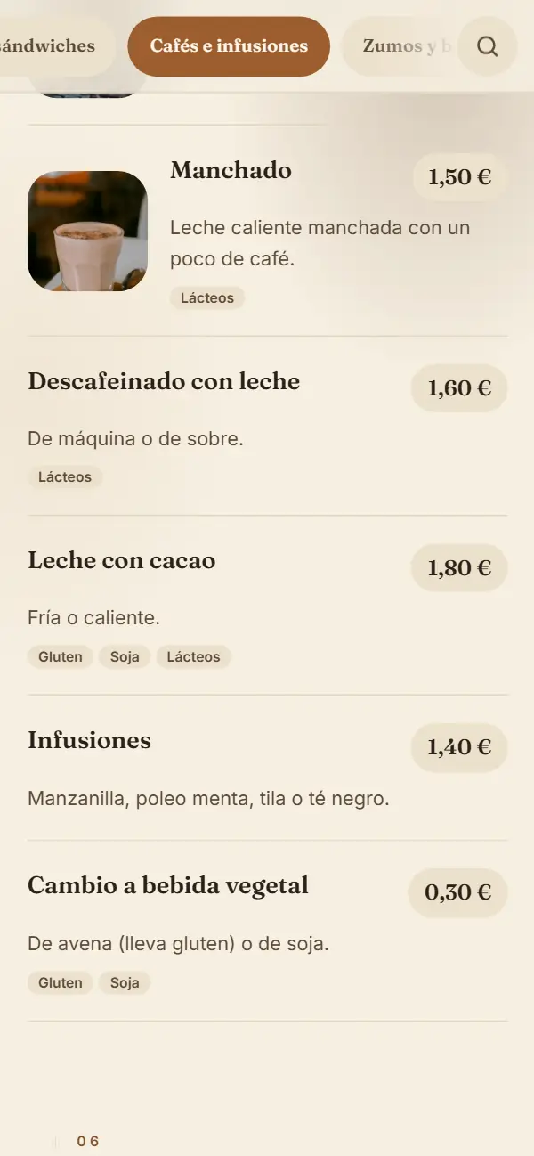 Cafés e infusiones con el diseño Tueste: manchado a 1,50 €, descafeinado con leche a 1,60 €, leche con cacao a 1,80 €, infusiones a 1,40 € y el cambio a bebida vegetal a 0,30 €, con sus alérgenos