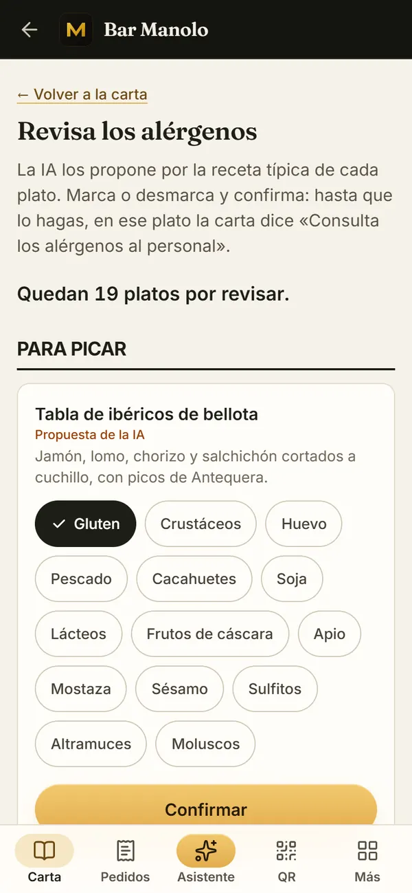 Página «Revisa los alérgenos» en el móvil: «Quedan 19 platos por revisar», la tabla de ibéricos con el gluten propuesto por la IA marcado entre los 14 alérgenos y el botón «Confirmar»