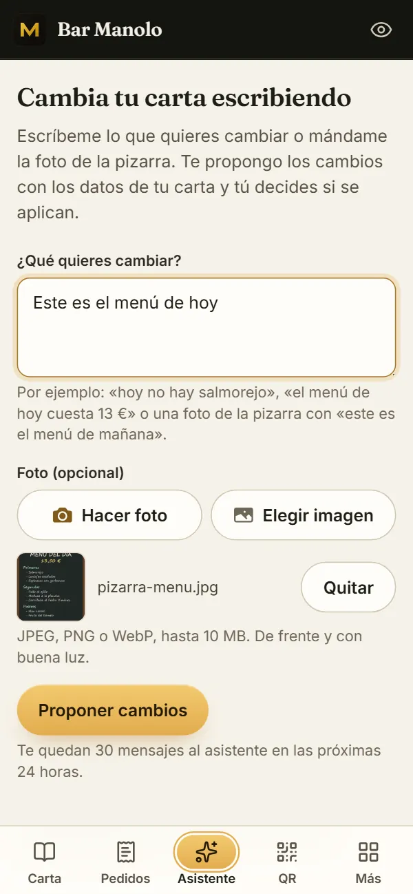 Asistente del panel con el texto «Este es el menú de hoy» y la foto de la pizarra adjunta, listo para pulsar Proponer cambios