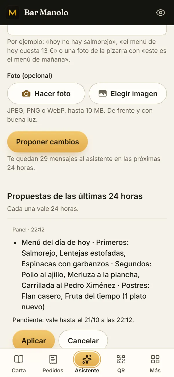 Propuesta del asistente: el menú del día de hoy leído de la pizarra, con primeros, segundos y postres y un plato nuevo, y los botones Aplicar y Cancelar
