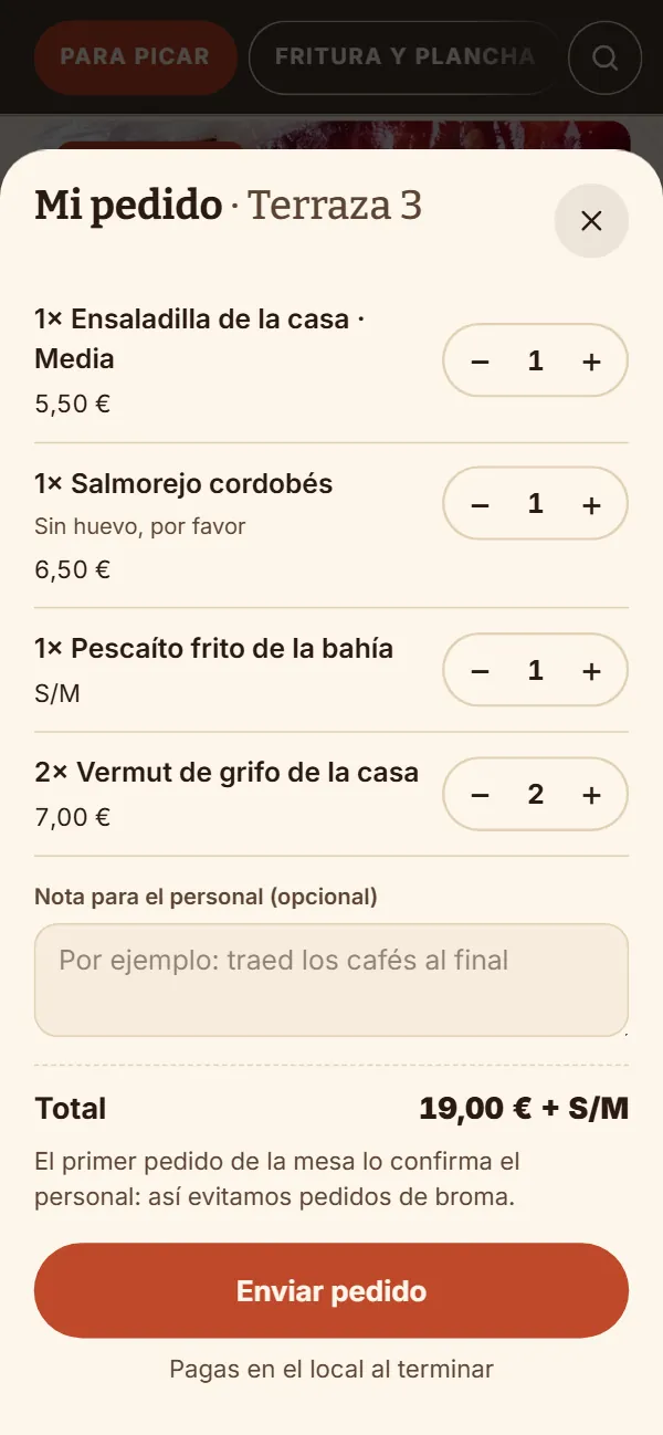 Mi pedido de la Terraza 3 en el móvil del cliente: media de ensaladilla, salmorejo con la nota «Sin huevo, por favor», pescaíto a precio de mercado y dos vermuts, con el total 19,00 € + S/M y el botón Enviar pedido