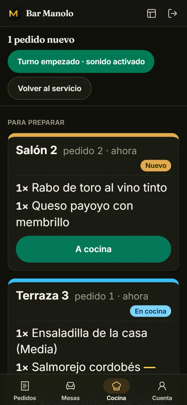 Vista de cocina en oscuro y con letra grande: el pedido 2 del Salón 2, nuevo, con el botón A cocina, y el pedido 1 de la Terraza 3 ya en cocina