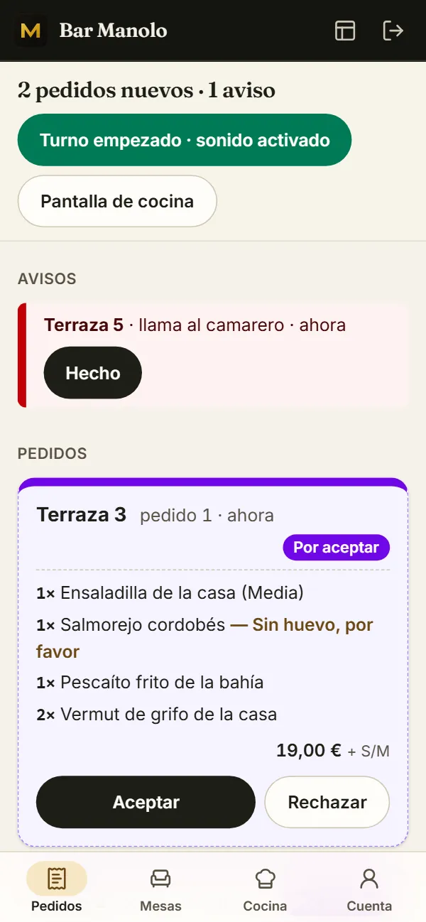 Panel de servicio en el móvil: «Turno empezado · sonido activado», el aviso de la Terraza 5 que llama al camarero y el pedido 1 de la Terraza 3 por aceptar, con la nota del salmorejo resaltada