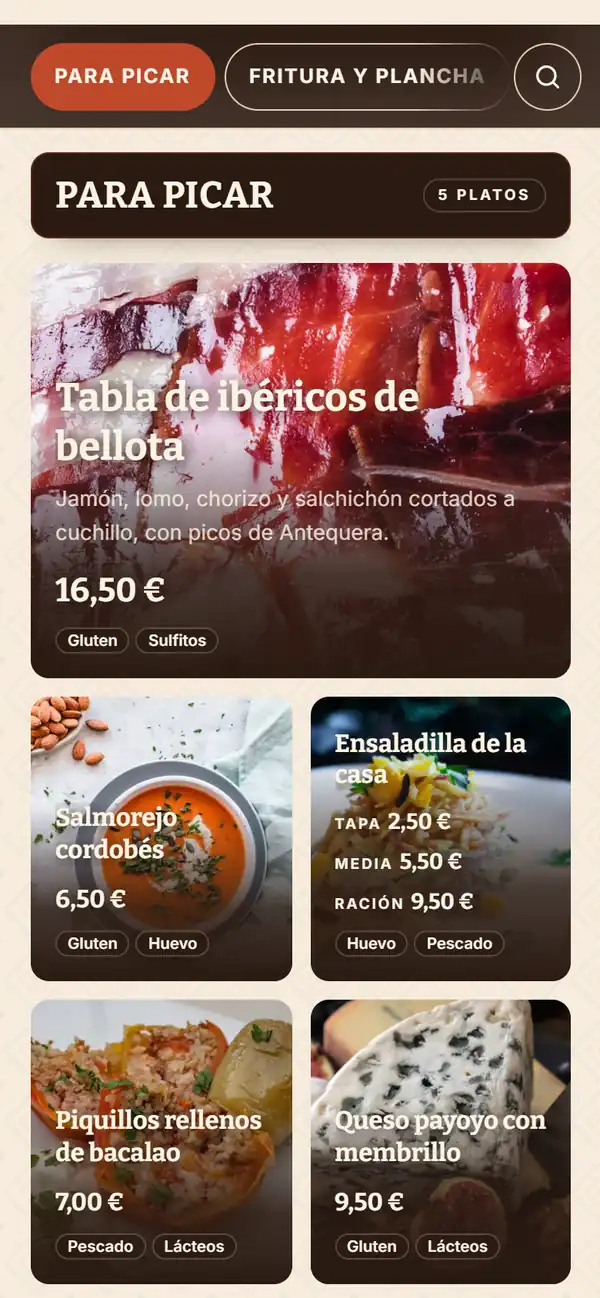 La carta de ejemplo de Bar Manolo en el móvil: la tabla de ibéricos, el salmorejo y la ensaladilla con su precio de tapa, media y ración, cada plato con sus alérgenos